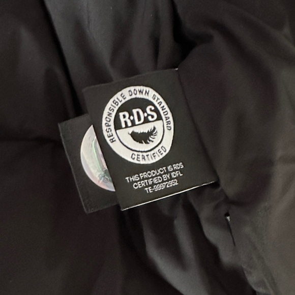 Aritzia Black Puffer Jacket shorty - Picture 6 of 7